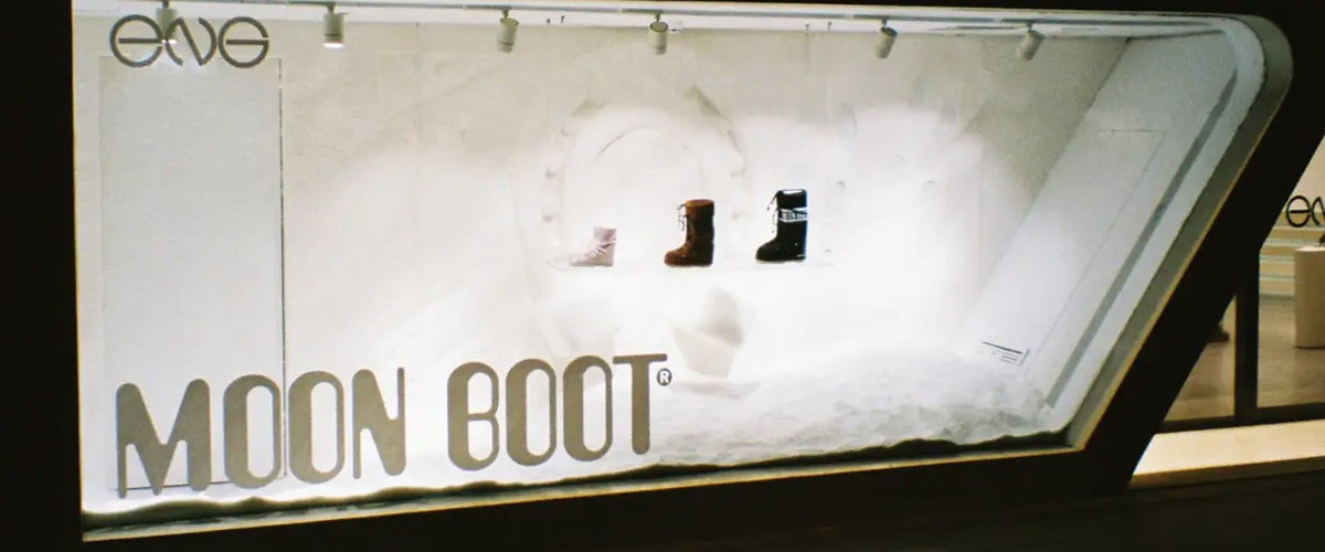 白色圣诞将至，ENG 与意大利传奇雪地靴品牌 MOON BOOT 携手，于12月21日在ENG上海陆家嘴中心店呈现国内首次限时空间「踏雪逐马..