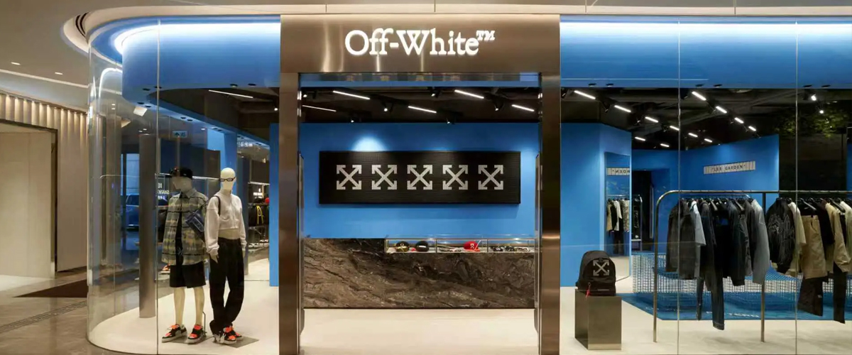 Off-White 香港利园Lee Gardens正式盛大开业，以全新品牌面貌面向消费者。此次新店启幕，标志着品牌在中国市场迈入充满活力与..